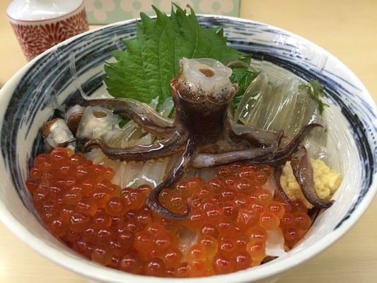 朝食をハシゴ、活いか踊り丼