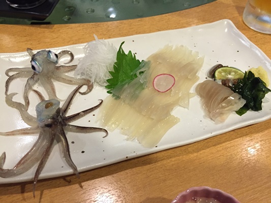 夕食は活真イカ刺し、生鰊刺し、ごっこ汁などを