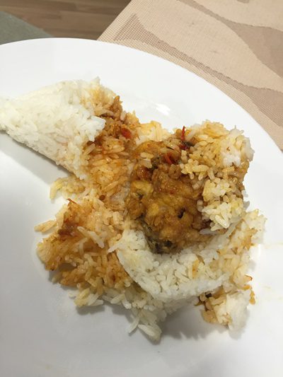 朝食はマレーシア料理のナシレマとブルネイ料理のナシカト