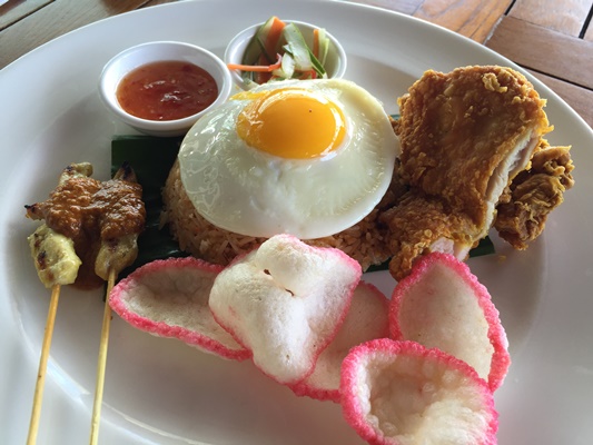 ラウンド前にナシゴレンで腹ごしらえ