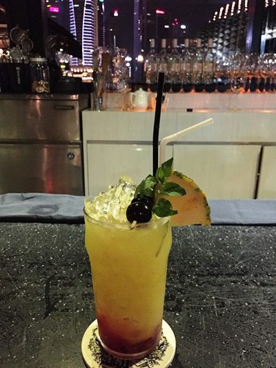 夜景がきれいなミクソロジーカクテルのバー