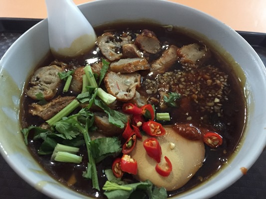 黒いあんかけの麺料理のローミー