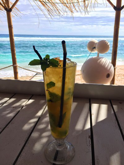 カルマビーチで海を眺めながらカクテルを