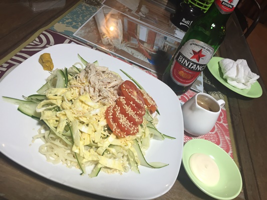 日本人がオーナーのワルンで ミーディンジン(冷やし中華)