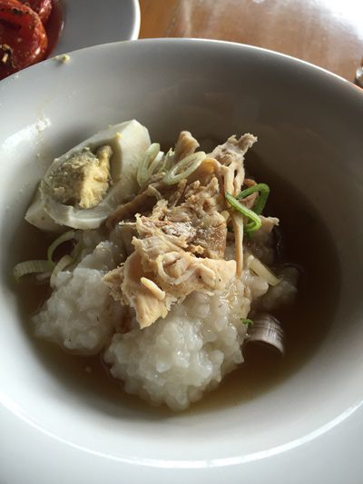 朝食はブブール・アヤムとバクミゴレン
