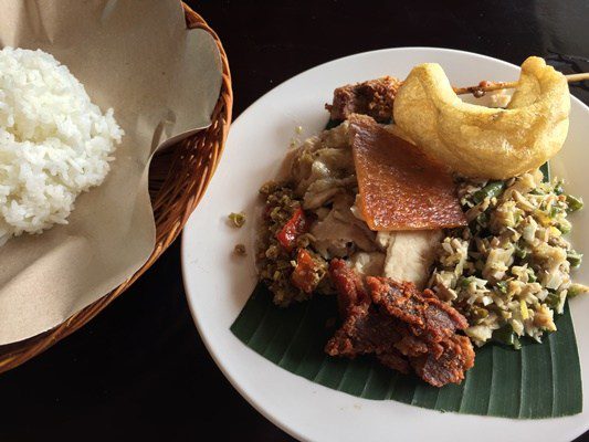 ランチはバリ島名物の絶品バビグリン