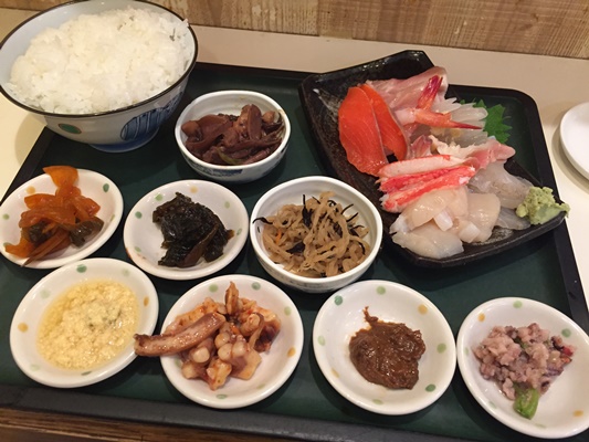 朝食は刺身盛り合わせ定食