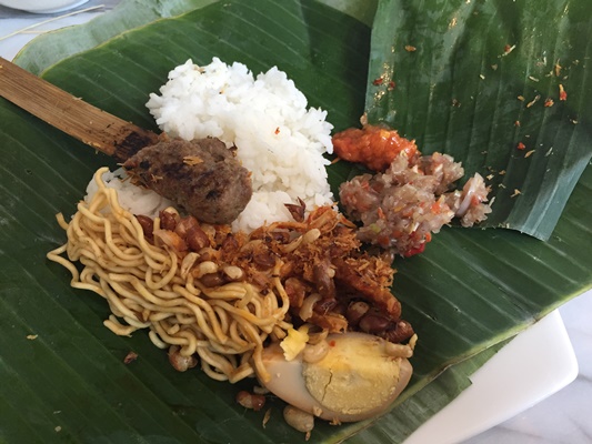 バリ島で親しまれている軽食、ナシジンゴ