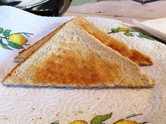 イギリスの食パンはなぜカリカリで超薄切りなのか？