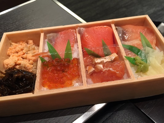 天売島の生雲丹丼と四大サーモン食べくらべ弁当