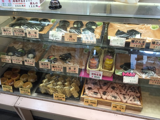 朝食は糠サンマと筋子のおにぎりとザンギ