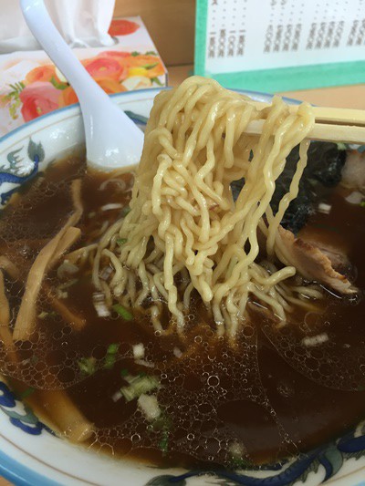細ちぢれ麺に醤油味の釧路ラーメン