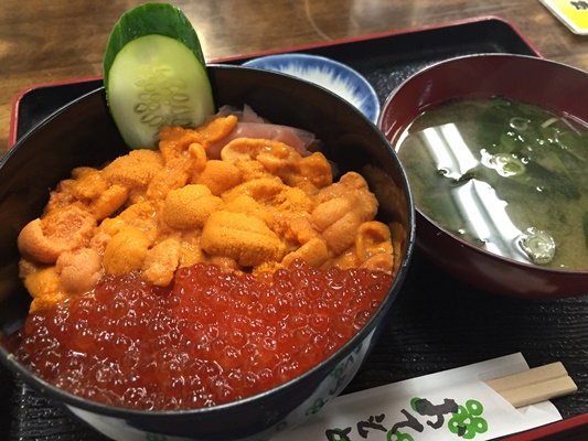 朝食は札幌市中央卸売場外市場でウニ・イクラ丼