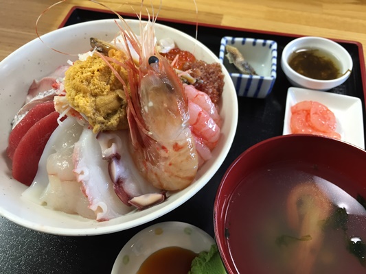ランチは羽幌でネタの種類が豊富な海鮮丼