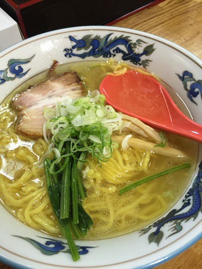朝食は場外市場で大量のホタテでダシを取った塩ラーメン