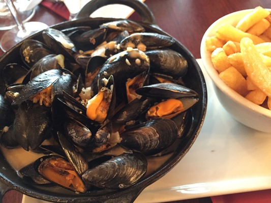 ムール貝のシードル蒸しと食前酒のポモー