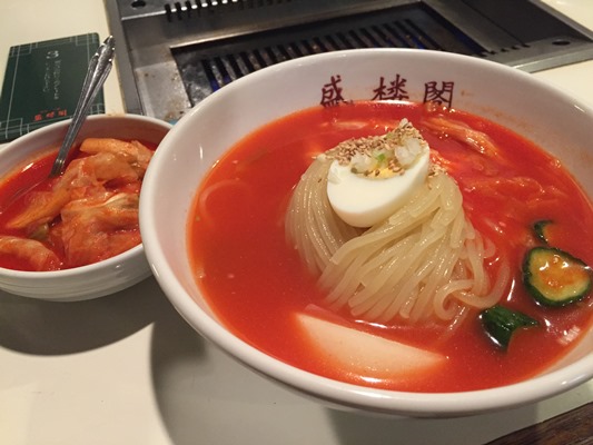 締めは盛岡冷麺の特辛と辛み別