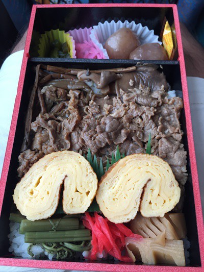 山菜と牛肉を使用した山形駅の駅弁「みちのく弁当の旅」