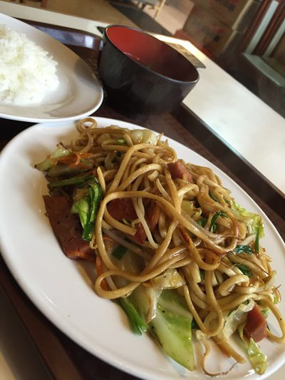 朝食は沖縄そばの焼きそばを