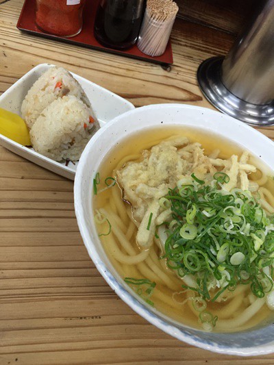 朝食は24時間営業のうどん屋で博多のやわやわうどんを