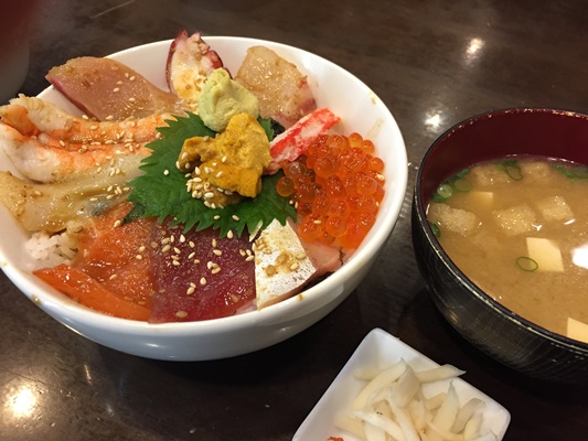 福岡中央卸売市場で海鮮丼