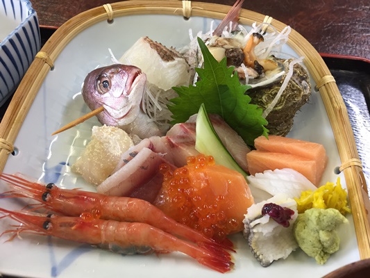 氷見漁港の食堂で、かぶす汁付きの「よくばり刺身定食」