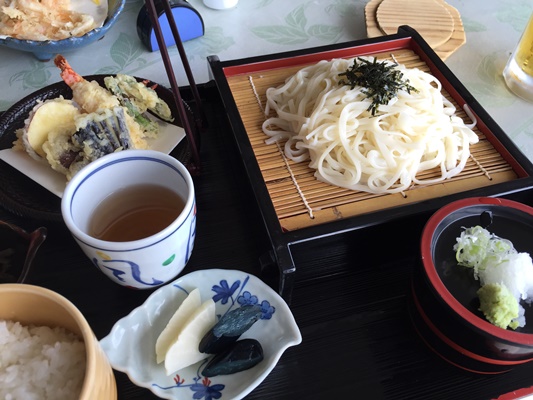 氷見うどんと富山のおふくろの味「とろろ昆布のおにぎり（黒とろろ）」