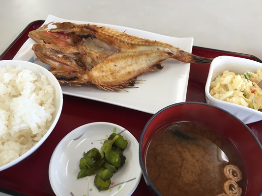 干物屋が経営する食堂で朝食