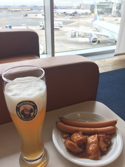 フランクフルト空港ルフトハンザのラウンジでドイツビール