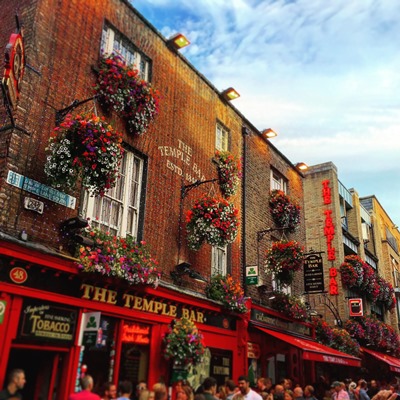 花が溢れるアイルランドの町並み