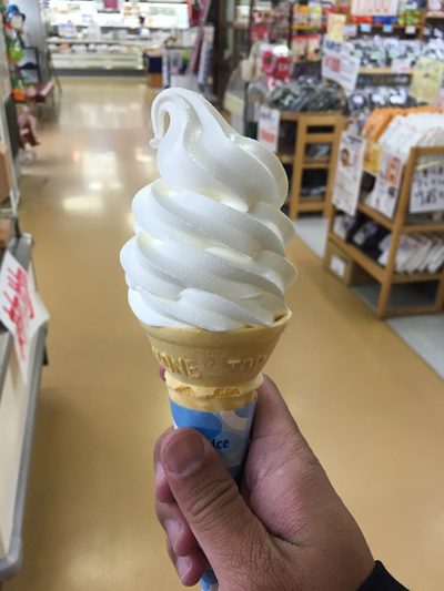 真珠の塩ソフトと伊勢うどんコロッケ
