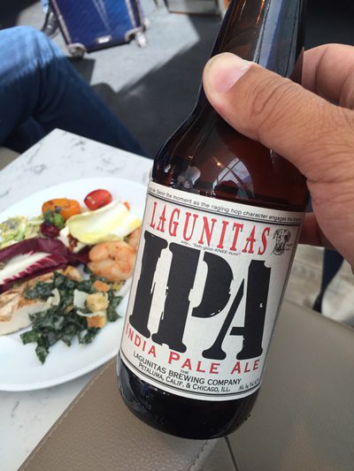 カリフォルニアとシカゴの地名がラベルに印刷されているビール