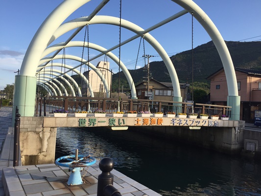 小豆島にある世界一狭い海峡を横断