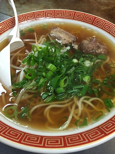 小豆島の締めはお好み焼き屋の牛スジラーメン