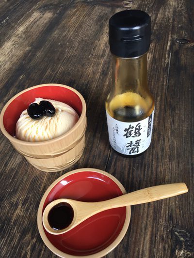 小豆島の醤油をアイスクリームにかけて食す