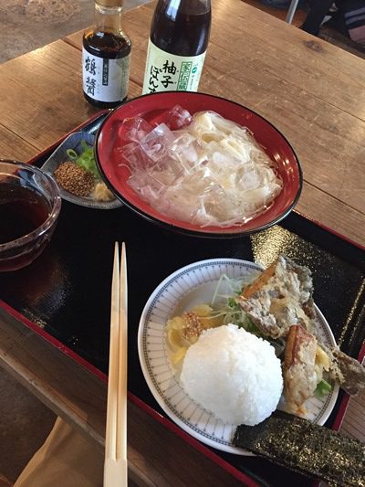 中山の千枚田（棚田）を見下ろしながらおにぎりと小豆島素麺