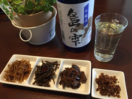 小豆島唯一の酒蔵が醸造している日本酒で佃煮を