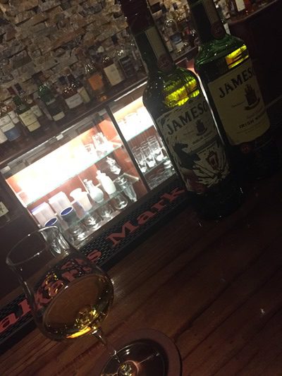 南大東島行きのきっかけを作ってくれたバーに