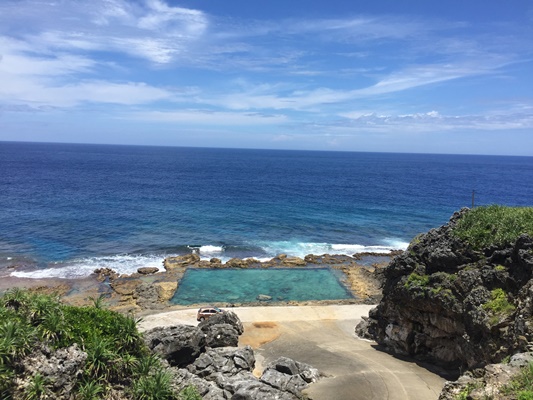 海沿いの岩をくり抜いて造った海水のプール