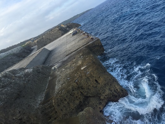 フェリー乗り場の島の南側と西側にある港