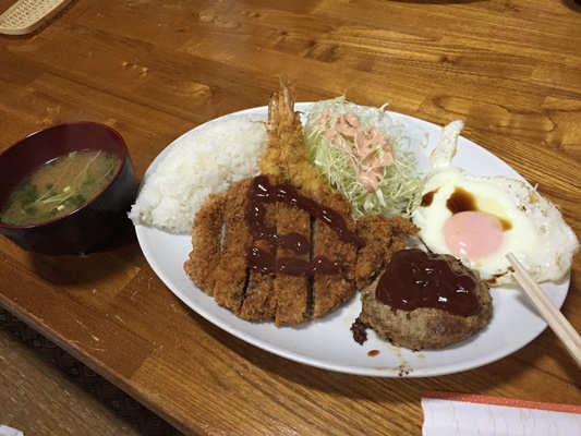 沖縄は深夜でもランチが食べられます