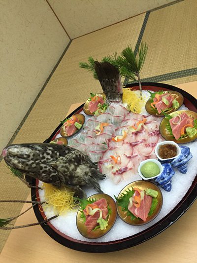 カヌチャの和食レストランでミーバイの豪華な姿造り