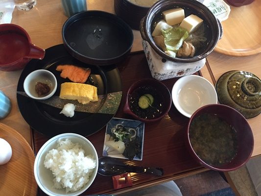 朝食は羽釜で炊いた美味しいごはんを