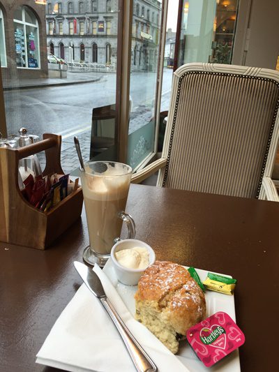 朝食はキルケニーのカフェでアイリッシュスコーン