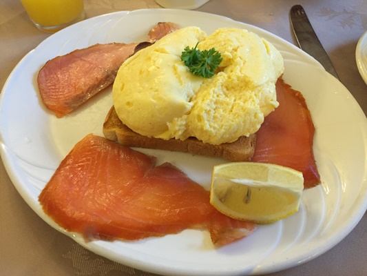 朝食はディングル湾で獲れたスモークサーモン