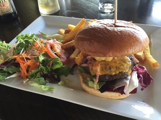 バリーバニオンGCでのランチはステーキバーガーにローカルのサイダー
