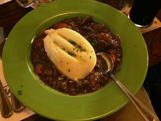 夕食はリムリックの町でアイリッシュビーフシチュー