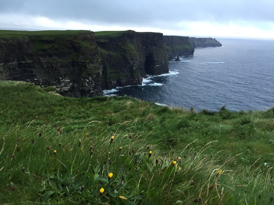 アイルランドの言葉で「破滅の崖」を意味する断崖絶壁