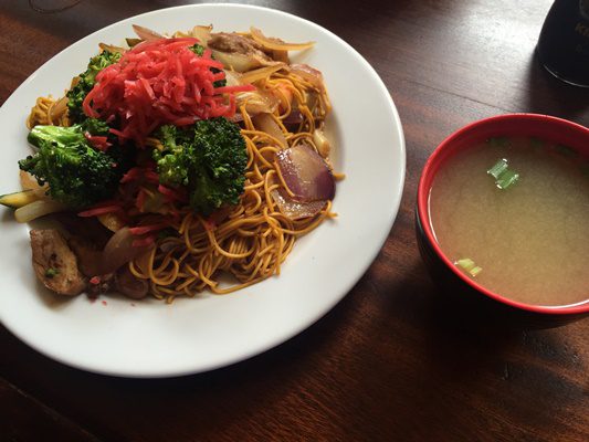 ランチは日本食レストランで焼きそば