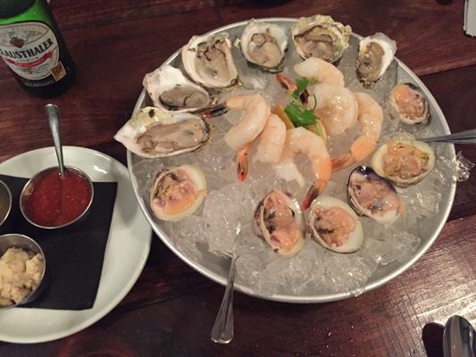ニューロンドンの港と電車を眺めながら食事ができるシーフード料理屋さん